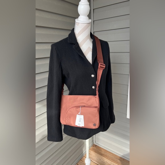 NWT- Lululemon 2-In-1 Crossbody Yoga Mat Bag 3L - Picture 3 of 7